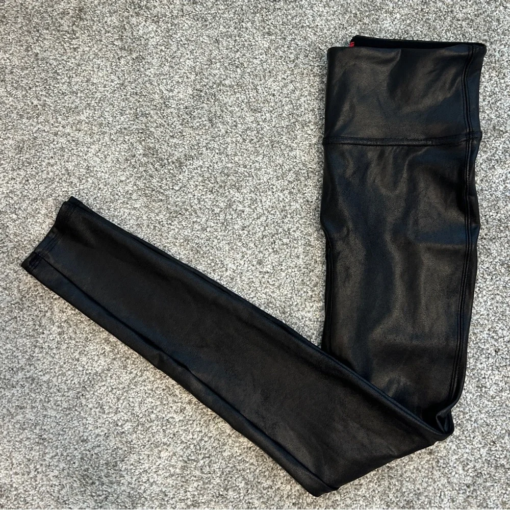 SPANX faux leather women’s Black High-Rise Leggings size small - Picture 2 of 9